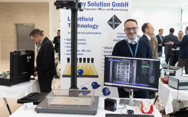 Vertriebsleiter Stephan Maschke zeigt am Stand der MKey Solution auf der #automateUPPERAUSTRIA 2025 die Lichtfeldtechnologie.